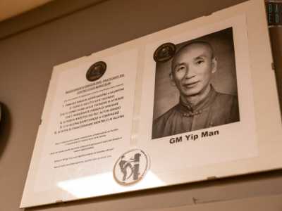 Vicino a uno specchio notiamo l�immagine di Yip Man, primo maestro di Wing Tsun e insegnante di Bruce Lee, colui che � considerato il pi� grande artista marziale della storia